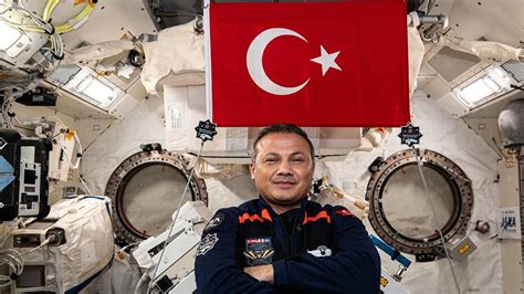 İ­l­k­ ­T­ü­r­k­ ­a­s­t­r­o­n­o­t­ ­A­l­p­e­r­ ­G­e­z­e­r­a­v­c­ı­ ­D­ü­n­y­a­­y­a­ ­d­ö­n­ü­y­o­r­
